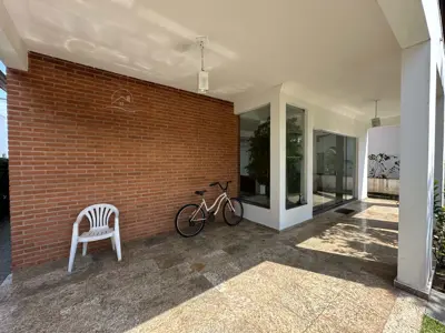 Casa - Sobrado com 3 quartos (sendo 1 suite(s)) a 400,00 metros praia.
