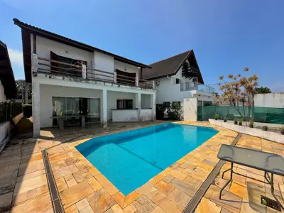 Casa - Sobrado com 3 quartos (sendo 1 suite(s)) a 400,00 metros praia.