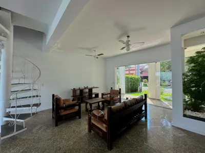 Casa - Sobrado com 3 quartos (sendo 1 suite(s)) a 400,00 metros praia.