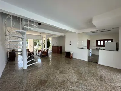 Casa - Sobrado com 3 quartos (sendo 1 suite(s)) a 400,00 metros praia.