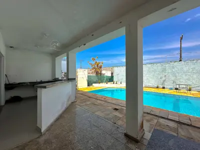 Casa - Sobrado com 3 quartos (sendo 1 suite(s)) a 400,00 metros praia.