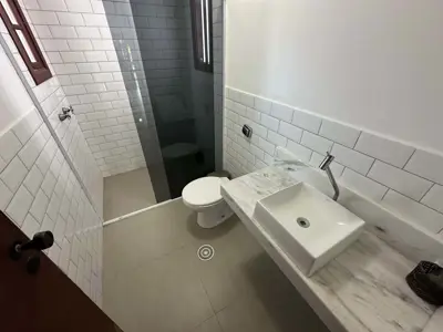 Casa - Sobrado com 3 quartos (sendo 1 suite(s)) a 400,00 metros praia.