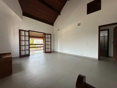 Casa - Sobrado com 3 quartos (sendo 1 suite(s)) a 400,00 metros praia.