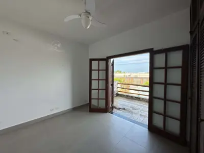 Casa - Sobrado com 3 quartos (sendo 1 suite(s)) a 400,00 metros praia.