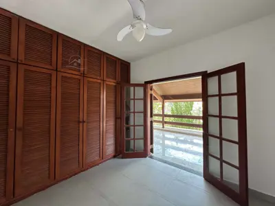 Casa - Sobrado com 3 quartos (sendo 1 suite(s)) a 400,00 metros praia.
