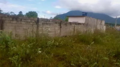 Terreno - Amplo com  quartos  a 5000,00 metros praia.