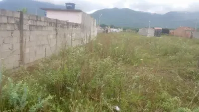Terreno - Amplo com  quartos  a 5000,00 metros praia.