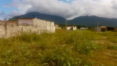 Terreno - Amplo com  quartos  a 5000,00 metros praia.