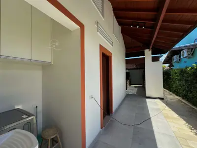 Casa - Sobrado Novo com 4 quartos (sendo 2 suite(s)) a 500,00 metros praia.