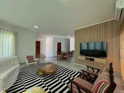 Casa - Sobrado Novo com 4 quartos (sendo 2 suite(s)) a 500,00 metros praia.