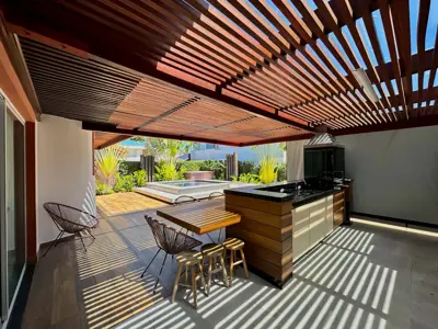 Casa - Sobrado Novo com 4 quartos (sendo 2 suite(s)) a 500,00 metros praia.