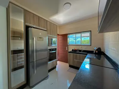 Casa - Sobrado Novo com 4 quartos (sendo 2 suite(s)) a 500,00 metros praia.