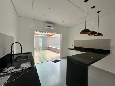 Casa - Térrea com 3 quartos (sendo 2 suite(s)) a 900,00 metros praia.