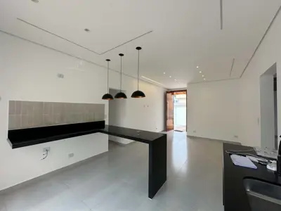 Casa - Térrea com 3 quartos (sendo 2 suite(s)) a 900,00 metros praia.