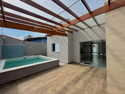 Casa - Térrea com 3 quartos (sendo 2 suite(s)) a 900,00 metros praia.