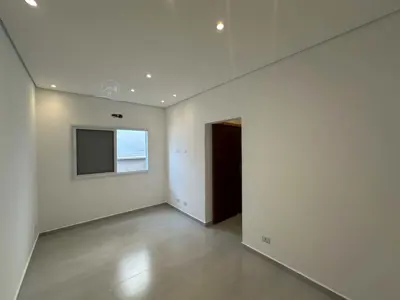 Casa - Térrea com 3 quartos (sendo 2 suite(s)) a 900,00 metros praia.