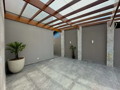 Casa - Térrea com 3 quartos (sendo 2 suite(s)) a 900,00 metros praia.