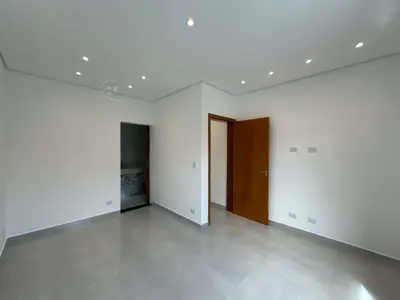 Casa - Térrea com 3 quartos (sendo 2 suite(s)) a 900,00 metros praia.