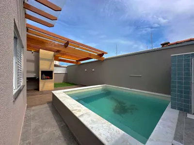 Casa - Térrea com 3 quartos (sendo 2 suite(s)) a 900,00 metros praia.