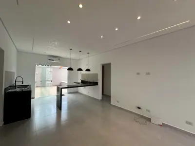 Casa - Térrea com 3 quartos (sendo 2 suite(s)) a 900,00 metros praia.