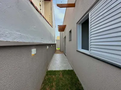 Casa - Térrea com 3 quartos (sendo 2 suite(s)) a 900,00 metros praia.