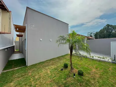 Casa - Térrea com 3 quartos (sendo 2 suite(s)) a 900,00 metros praia.