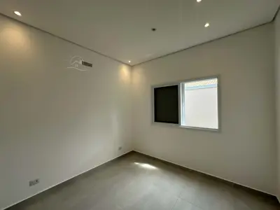 Casa - Térrea com 3 quartos (sendo 2 suite(s)) a 900,00 metros praia.