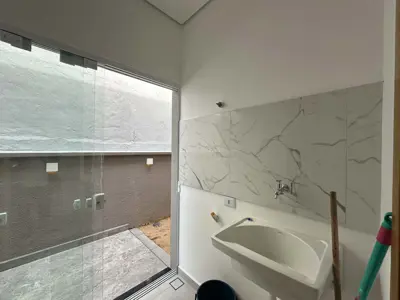 Casa - Térrea com 3 quartos (sendo 2 suite(s)) a 900,00 metros praia.