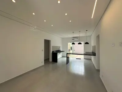 Casa - Térrea com 3 quartos (sendo 2 suite(s)) a 900,00 metros praia.