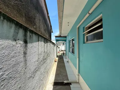 Casa - Térrea com Edícula com 3 quartos (sendo 0 suite(s)) a 3,00 metros praia.