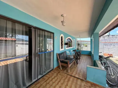 Casa - Térrea com Edícula com 3 quartos (sendo 0 suite(s)) a 3,00 metros praia.