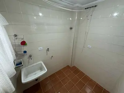 Apartamento - Alto com 2 quartos (sendo 1 suite(s)) a 300,00 metros praia.