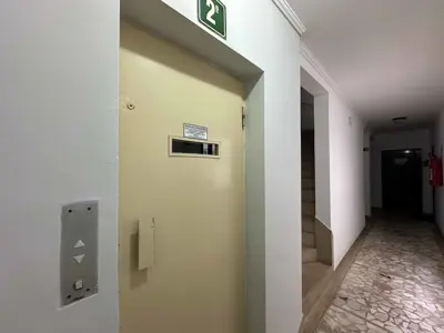 Apartamento - Alto com 2 quartos (sendo 1 suite(s)) a 300,00 metros praia.