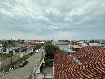 Apartamento - Alto com 2 quartos (sendo 1 suite(s)) a 300,00 metros praia.