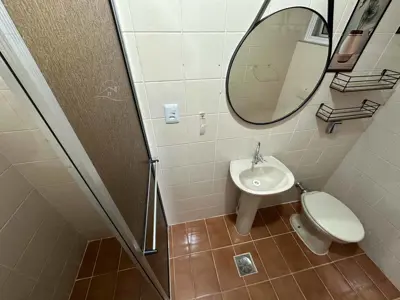 Apartamento - Alto com 2 quartos (sendo 1 suite(s)) a 300,00 metros praia.