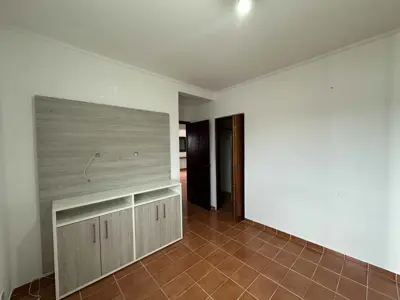 Apartamento - Alto com 2 quartos (sendo 1 suite(s)) a 300,00 metros praia.