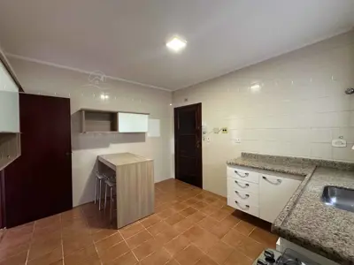 Apartamento - Alto com 2 quartos (sendo 1 suite(s)) a 300,00 metros praia.