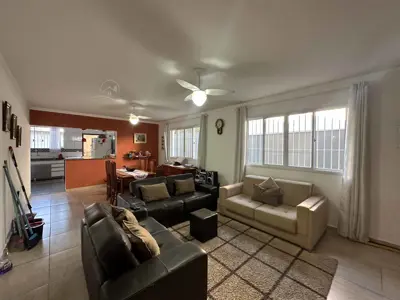 Casa - Térrea com 3 quartos (sendo 1 suite(s)) a 700,00 metros praia.