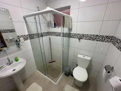 Casa - Térrea com 3 quartos (sendo 1 suite(s)) a 700,00 metros praia.