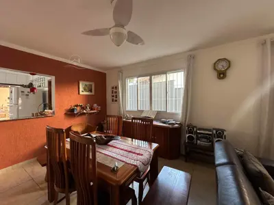 Casa - Térrea com 3 quartos (sendo 1 suite(s)) a 700,00 metros praia.