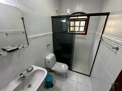 Casa - Sobrado com 3 quartos (sendo 1 suite(s)) a 150,00 metros praia.