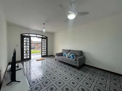 Casa - Sobrado com 3 quartos (sendo 1 suite(s)) a 150,00 metros praia.