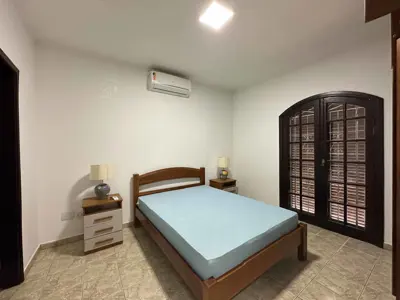 Casa - Sobrado com 3 quartos (sendo 1 suite(s)) a 150,00 metros praia.