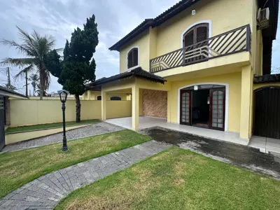 Casa - Sobrado com 3 quartos (sendo 1 suite(s)) a 150,00 metros praia.