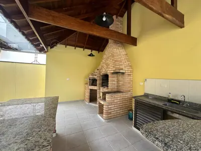 Casa - Sobrado com 3 quartos (sendo 1 suite(s)) a 150,00 metros praia.