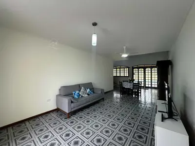 Casa - Sobrado com 3 quartos (sendo 1 suite(s)) a 150,00 metros praia.