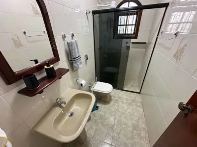 Casa - Sobrado com 3 quartos (sendo 1 suite(s)) a 150,00 metros praia.