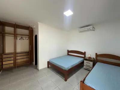 Casa - Sobrado com 3 quartos (sendo 1 suite(s)) a 150,00 metros praia.
