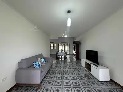 Casa - Sobrado com 3 quartos (sendo 1 suite(s)) a 150,00 metros praia.