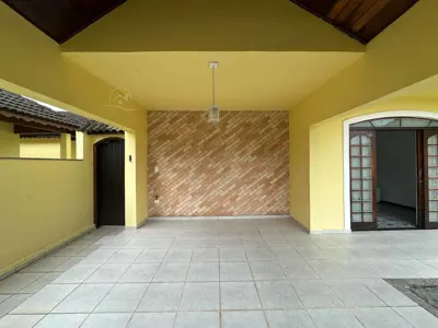 Casa - Sobrado com 3 quartos (sendo 1 suite(s)) a 150,00 metros praia.
